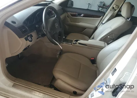 2010 Mercedes-Benz C 300 z USA, uszkodzony, nr VIN WDDGF5EB6AR112616